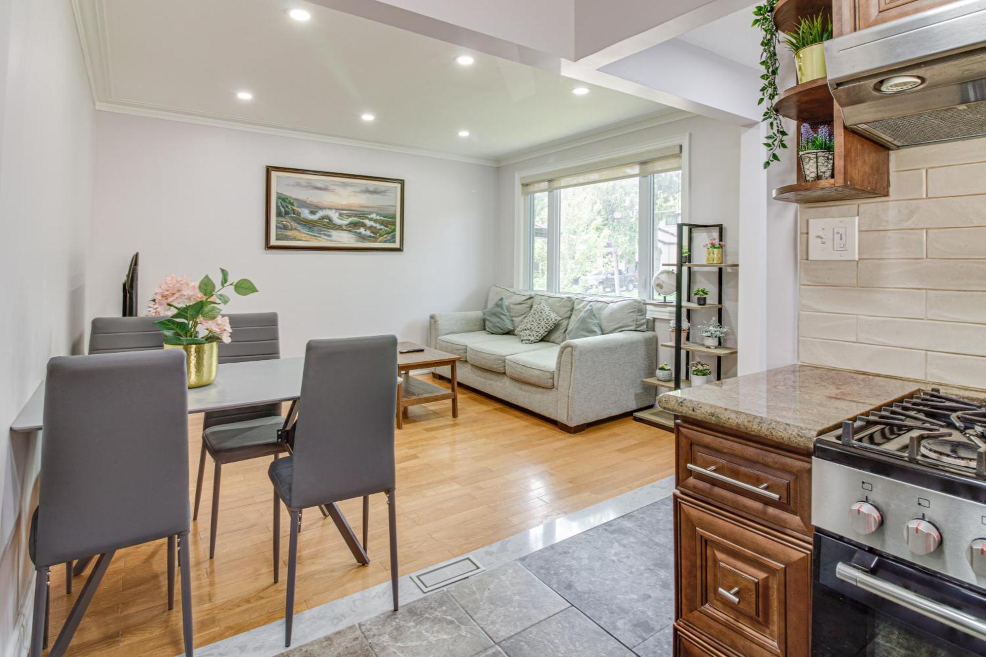 Beautiful House Near Bluffers Beach, 25 Minutes To Downtown, Free Parking, And Wifi