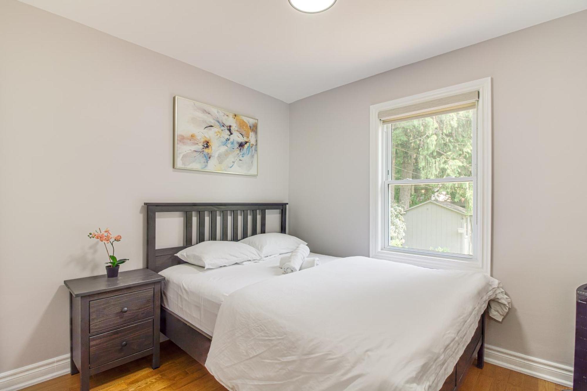 Beautiful House Near Bluffers Beach, 25 Minutes To Downtown, Free Parking, And Wifi *