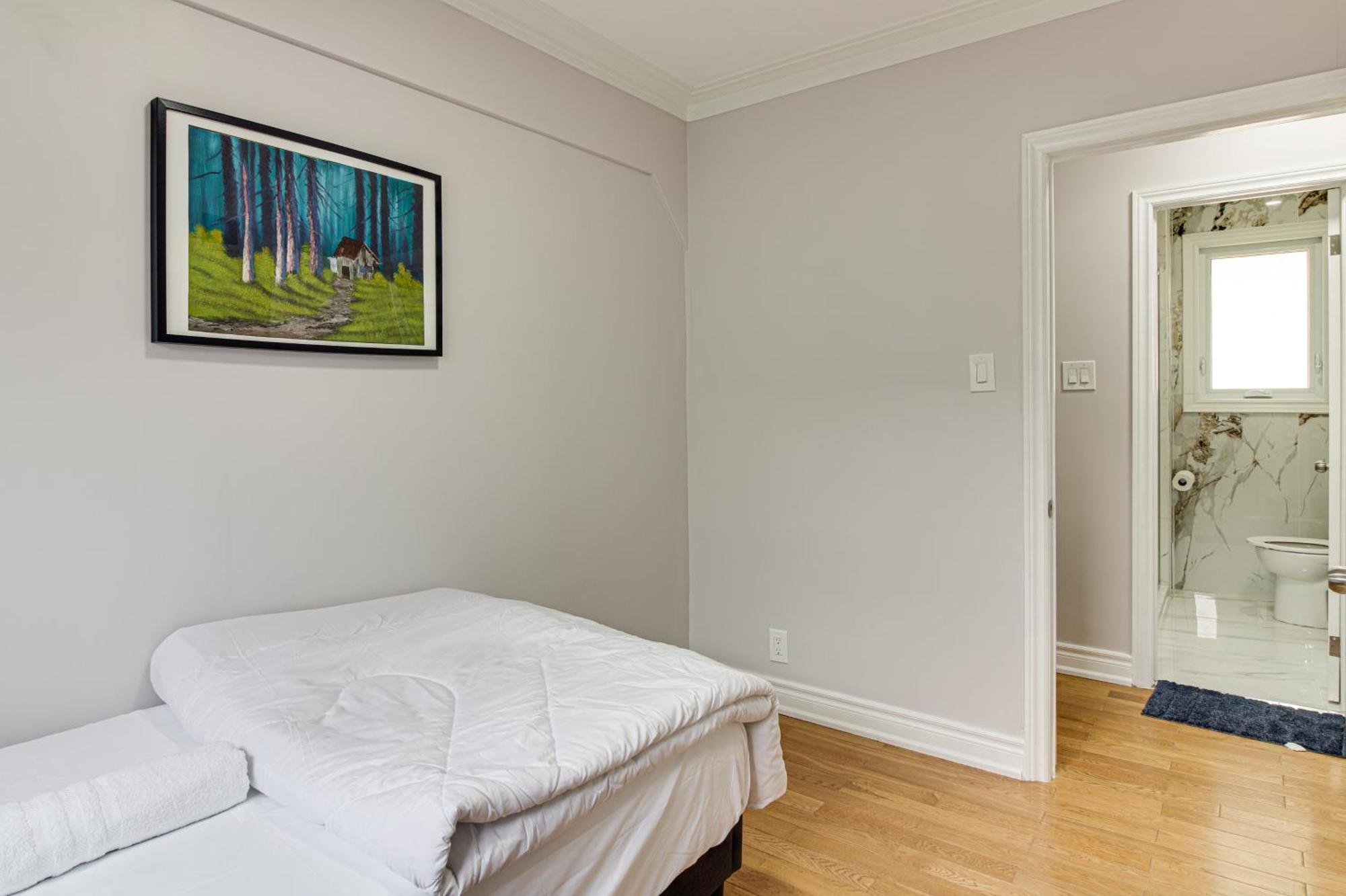 Beautiful House Near Bluffers Beach, 25 Minutes To Downtown, Free Parking, And Wifi * Toronto
