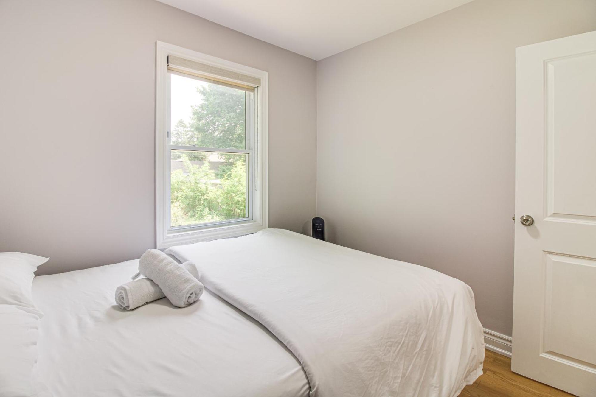 Beautiful House Near Bluffers Beach, 25 Minutes To Downtown, Free Parking, And Wifi Apartment *