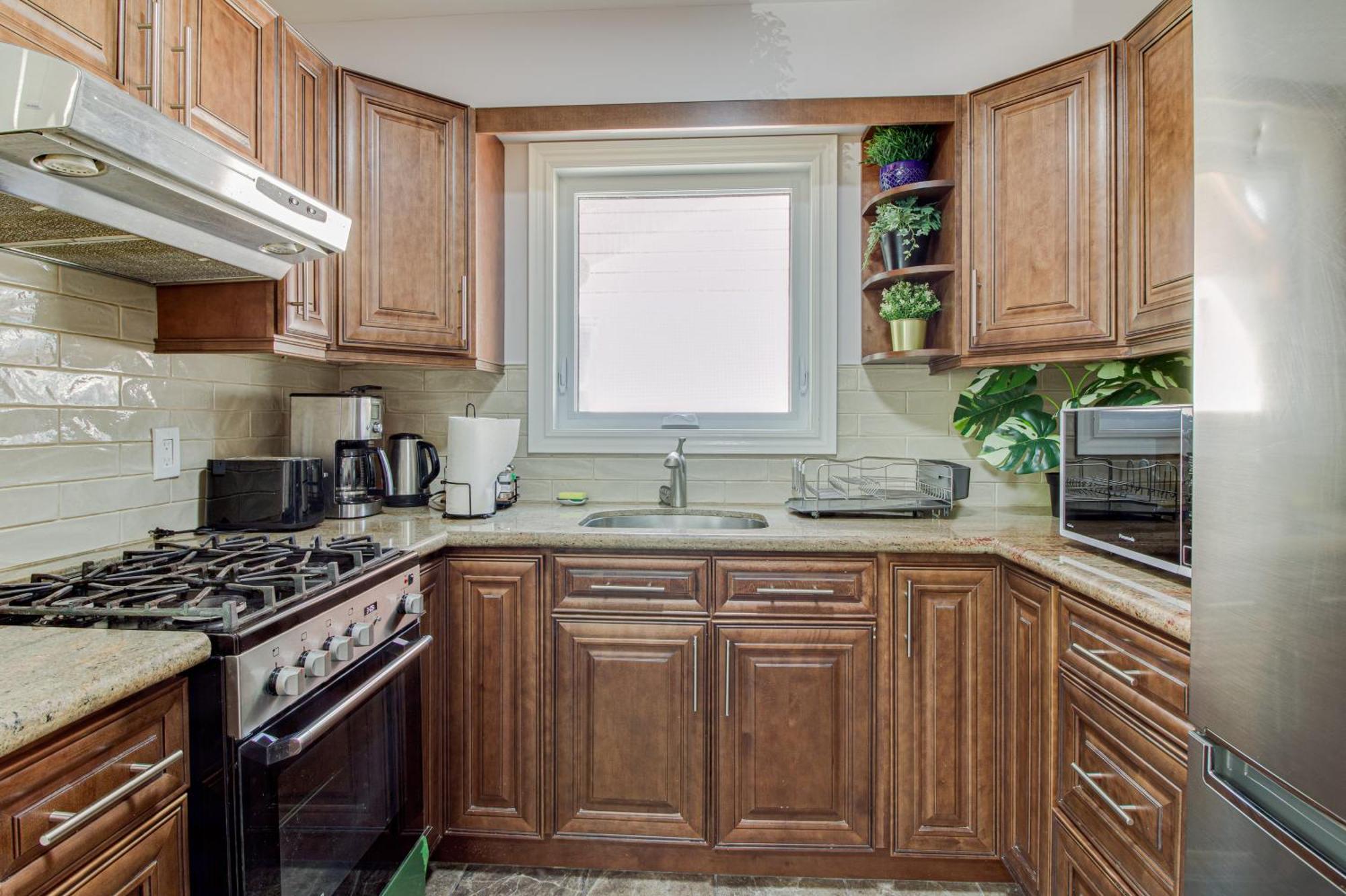 Apartment Beautiful House Near Bluffers Beach, 25 Minutes To Downtown, Free Parking, And Wifi
